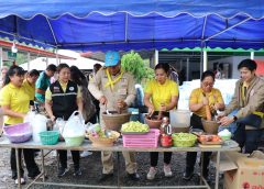 นายถาวร พลีดี ผอ.สกร.ประจำจังหวัดอุบลราชธานี นำบุคลากร ทำโรงทานอาหารกลางวัน ให้แก่ผู้อพยพจากเหตุปะทะบริเวณชายแดนไทย-กัมพูชา