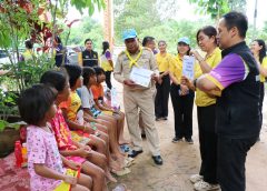 นายถาวร พลีดี ผอ.สกร.ประจำจังหวัดอุบลราชธานี ลงพื้นที่ตรวจเยี่ยมให้กำลังใจผู้อพยพจากเหตุปะทะบริเวณชายแดนไทย-กัมพูชา พร้อมเยี่ยมชมการจัดกิจกรรมส่งเสริมการอ่านและการเรียนรู้ให้แก่ผู้อพยพ