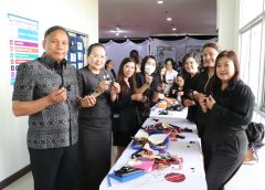 สกร.ประจำจังหวัดอุบลราชธานี ร่วมกับ สำนักงานพัฒนาชุมชนจังหวัดอุบลราชธานี จัดกิจกรรมทำริบบิ้นดำ ถวายความอาลัย แด่สมเด็จพระนางเจ้าสิริกิติ์ พระบรมราชินีนาถ พระบรมราชชนนีพันปีหลวง ณ ชั้น 1 ศาลากลางจังหวัดอุบลราชธานี อำเภอเมืองอุบลราชธานี จังหวัดอุบลราชธานี