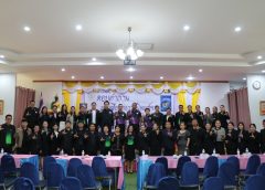 ดร.ถาวร พลีดี ผอ.สกร.ประจำจังหวัดอุบลราชธานี ประธานกลุ่มสำนักงาน สกร.จังหวัด กลุ่มสามเหลี่ยมมรกต เป็นประกล่าวเปิดโครงการแข่งขันตอบคำถามหนังสือพระราชนิพนธ์ฯ กลุ่มสำนักงาน สกร.จังหวัด “กลุ่มสามเหลี่ยมมรกต” ณ ห้องประชุม ศูนย์การเรียนรู้ศาสตร์พระราชา “เดินตามรอยพ่อ” สกร. สำนักงานส่งเสริมการเรียนรู้ประจำจังหวัดยโสธร