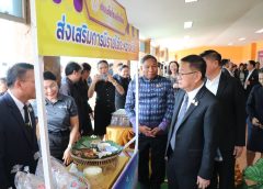ดร.ถาวร พลีดี ผอ.สกร.ประจำจังหวัดอุบลราชธานี นำเสนอ “สกร. Learn to Earn” สร้างงาน สร้างรายได้ ต่อนายประเสริฐ จันทรรวงทอง รัฐมนตรีว่าการกระทรวงศึกษาธิการ เพื่อนำเสนอการส่งเสริมการเรียนรู้ผ่านหลักสูตรที่เน้นการปฏิบัติและการฝึกทักษะอาชีพที่สามารถนำไปใช้ในการประกอบอาชีพได้จริง