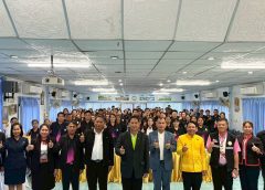 ดร.ถาวร พลีดี ผอ.สกร.ประจำจังหวัดอุบลราชธานี ร่วมเป็นเกียรติในพิธีเปิดโครงการประชุมรับมอบนโยบายการศึกษาของกระทรวงศึกษาธิการ ประจำปีงบประมาณ พ.ศ.25669 – 2570 และการขับเคลื่อนงานของสำนักงานส่งเสริมการเรียนรู้ประจำจังหวัดมุกดาหาร